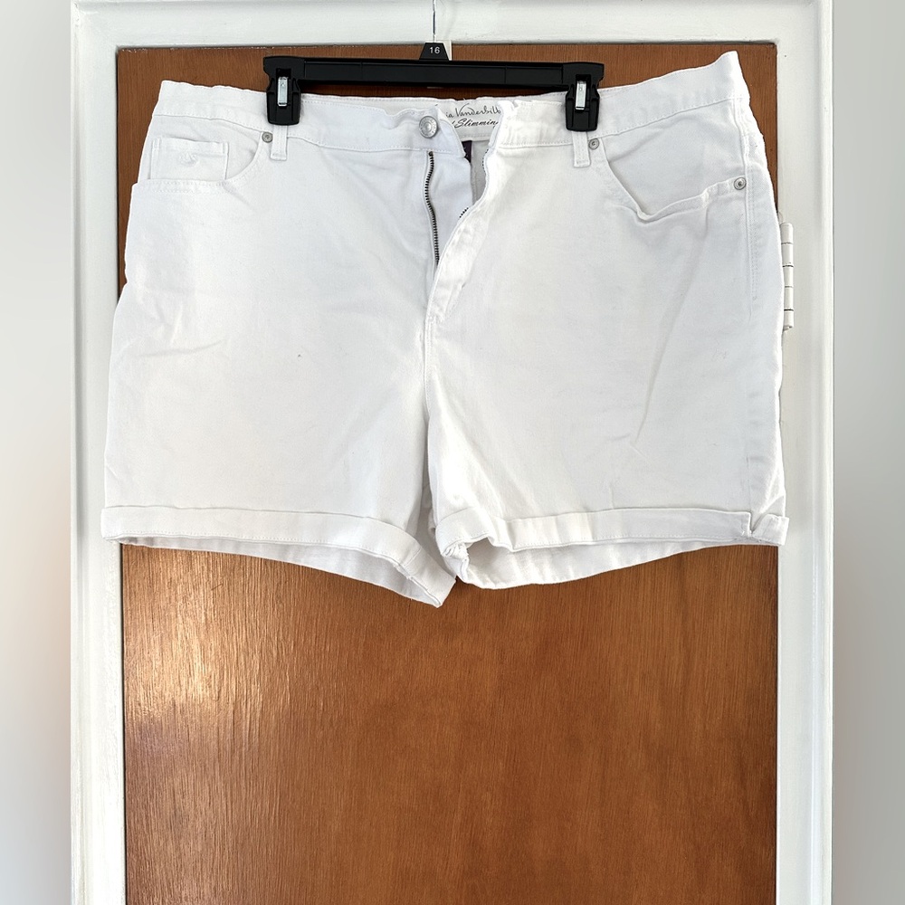 Gloria Vanderbilt “Amanda” white Jean shorts, size 20W.